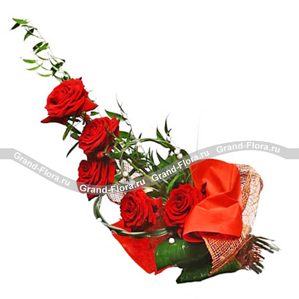 Стрела Амура - букет из красных роз